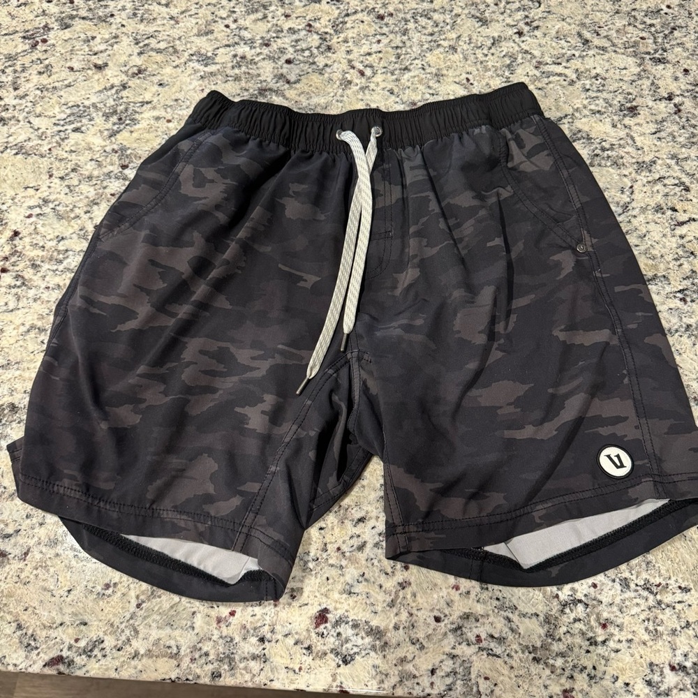 Men’s. Vuori Kore Short 7.5 inseam Large